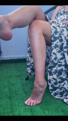 Solo mom's cute feet get attention in foot-fetish onlyfan video