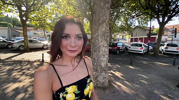 Elle passe sous le bureau pour une place de serveuse