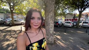 Elle passe sous le bureau pour une place de serveuse