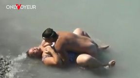 beach voyeur catches guy pounding bbw in ocean waves