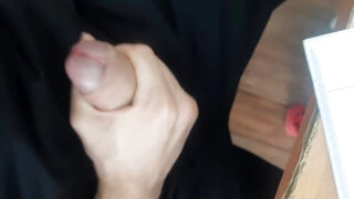 Gorące publiczne nagranie: młodzi rosyjscy geje z nauczycielem uprawiają seks analny bez zabezpieczenia na wielkich penisach, masturbują się i kończą potężnym bukkake