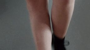 petite video de mes jolies bottes avec ma mini jupe j espere que tu aime bien ...