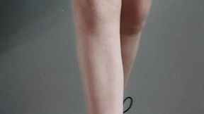 petite video de mes jolies bottes avec ma mini jupe j espere que tu aime bien ...