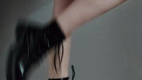 petite video de mes jolies bottes avec ma mini jupe j espere que tu aime bien ...