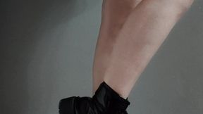 petite video de mes jolies bottes avec ma mini jupe j espere que tu aime bien ...