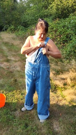 Picking Blackberries, Then I Had to Pee!!