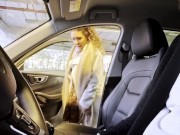 Rischio di venire beccata mentre gli succhio il cazzo nel parcheggio del centro commerciale