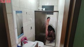 flagrei meu amigo tomando banho nao perdi tempo! cai de boca e buceta no pauzao dele