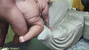 Sexo gostoso no sofá do meu sogro com direito a gozada na boca dela