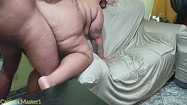 Sexo gostoso no sofá do meu sogro com direito a gozada na boca dela
