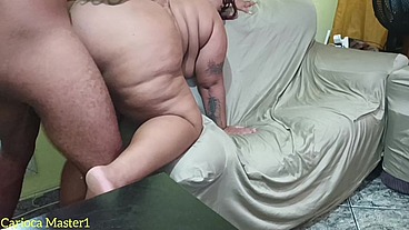 Sexo gostoso no sofá do meu sogro com direito a gozada na boca dela
