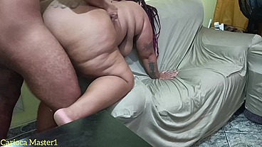Sexo gostoso no sofá do meu sogro com direito a gozada na boca dela