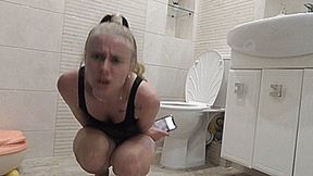 Blondie's toilet! MP4