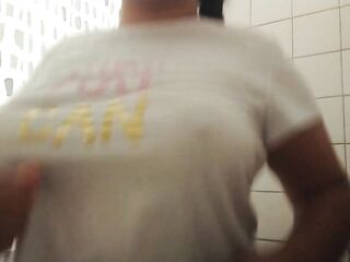 Chica hot Tetona con camiseta mojada JOI EN ESPAÑOL / Hot hotty with soaked T-shirt JOI IN SPANISH