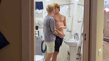 No71 Two Friends With Big Cocks – Deepthroat Each Other Then One Fucks His Smooth Ass