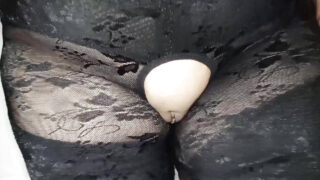 Pelacur Eropa seksi berbaju ketat menelan penis setelah penetrasi anal yang intens.