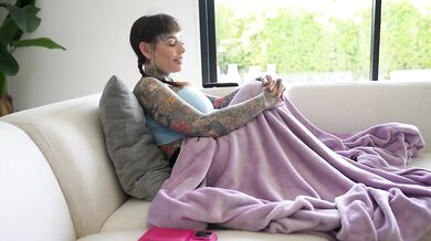 Hot goth housewife gets sneaky sex from her husbands best friend - Tigerlilly & Lev Lieben