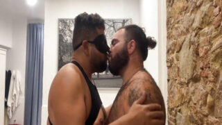 Urso gay amador faz sexo oral profundo e depois recebe uma surra sem camisinha do papai