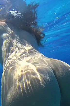 Stunning Girl Swims Nude on Public Beach