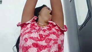 Anal de casă pentru prima dată: un frate indian bun își fute în cur o mamă indiană busty de 18 ani