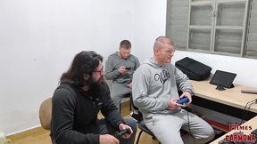 3 heteros jogando video game pelados