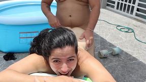 los vecinos me pillan follando al aire libre con mi madrastra