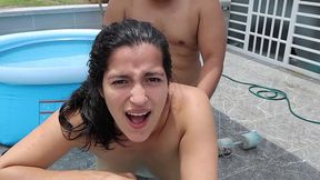 los vecinos me pillan follando al aire libre con mi madrastra