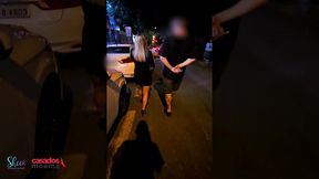 dei uns beijos no melhor amigo do meu marido na frente de todo mundo e o corno nos levou para foder