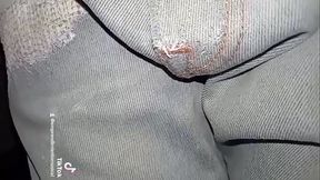 Pa&ntilde_al orinado con pantalones de denim mojado en gran parte
