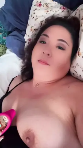 Solo female takes a quick break for intense masturbation