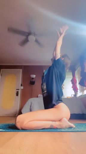 A lil stretch to start my day 🧘🏼‍♀️