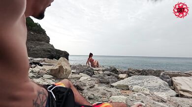 Italian girl gets cum in her mouth from a pervert on the beach (premature ejaculation)