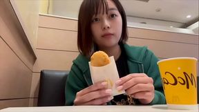 遠距離の彼氏とエッチしてなくてムラムラして我慢できずにお店のト◯レでオナニーしてしまう大学生。