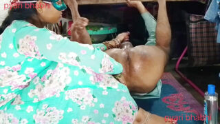 Videoclip de casă Desi cu o fată indiană excitată care își fute curul cu un vibrator și un dildo