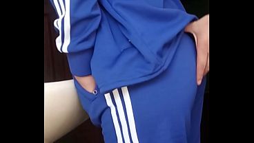 BAJAME EL SHORT, QUIERO HACERLO AQUI!! COLEGIALA PUTA de 18 a&ntilde_os me pide hacerlo EN EL BA&Ntilde_O!! QUE LE PASA A ESTA CHICA??? VIDEO REAL CASERO