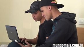 caras sozinhos em casa se descobrem fazendo suruba