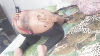 Une chaude salope brésilienne se fait défoncer le cul.