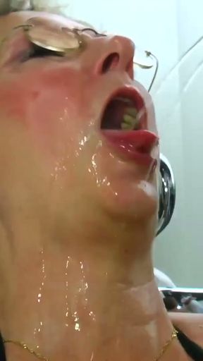 Frauenarzt Dr. Immergeil pinkelt die Granny erstmal an   Clip 1