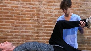 Masseur gives a massage which leads to a happy ending