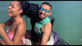 Trai meu namorado com o instrutor de Jetski. Na aula de Jetski, o instrutor ficou de pau duro e me fudeu no jetski.