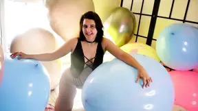 Curvy girl with huge ass enjoys rubber balloon fetish