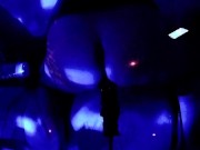 Gode tres long comme un sabre dans le cul avec un lumiere mapping club disco BOY PUSSY