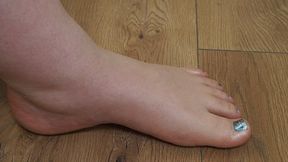 Worshiping the Mistress' Feet: Radiance and Silence