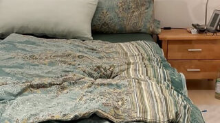 Webbkamera närbild: slickar och bultar de håriga rumporna på amatör europeiska tonårskillar