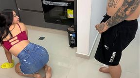 Taking Advantage When My Stepsister's Maid Cleans: A Hard Fuck