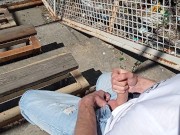 Парень дрочит и кончает на стадионе в экстриме