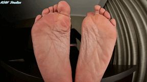 GILF s soles back for a rub down - MOV