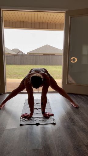 Stretch with Simone Steele