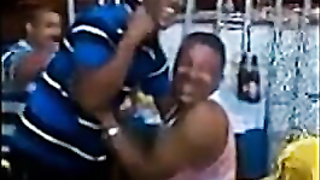Velho gayboy latino pega um cara no club