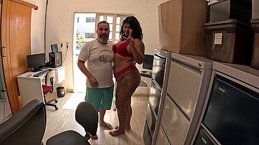 Aprontando com brinquedo gigante com a novata em sua primeira vez